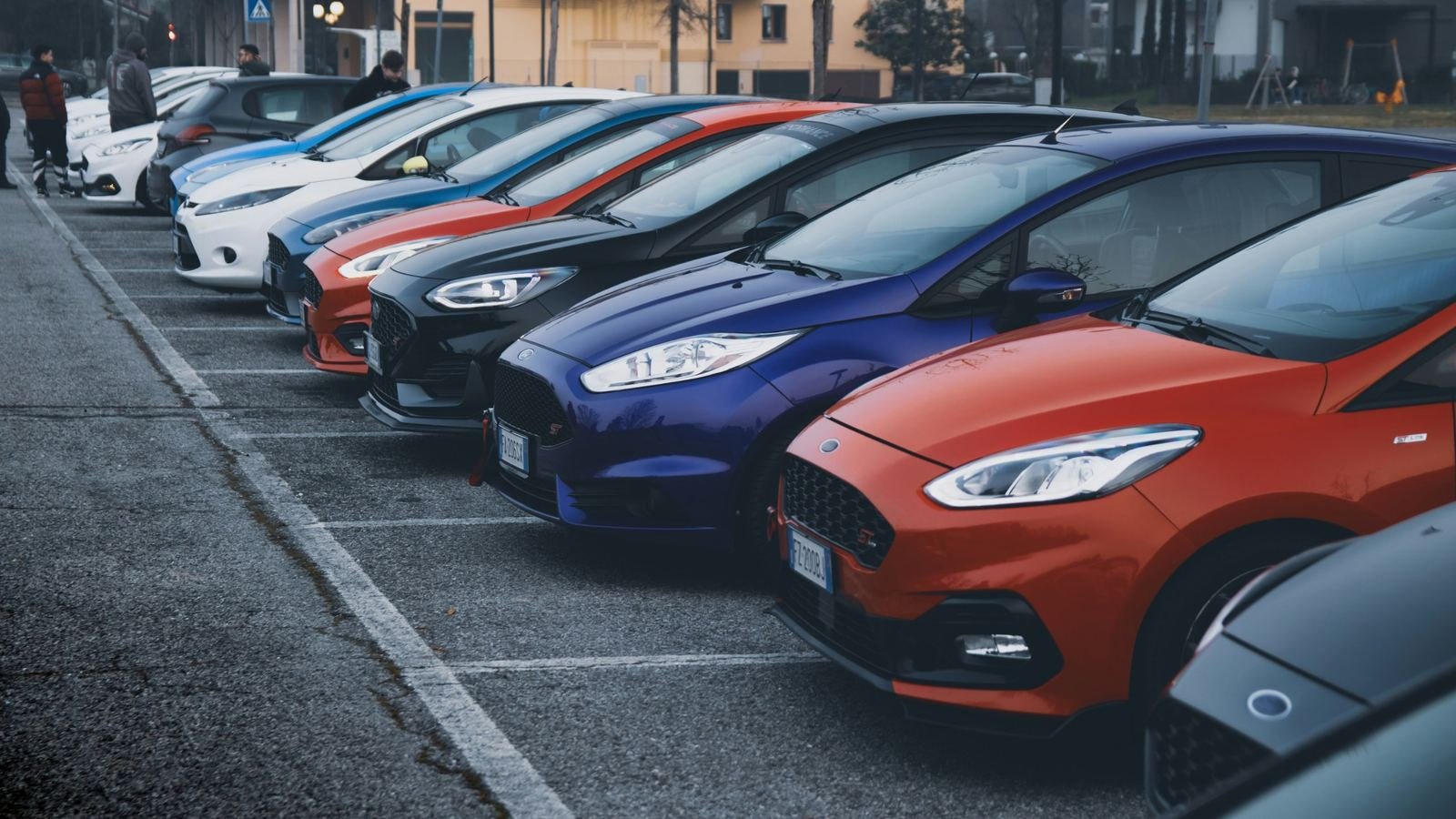 Rij geparkeerde auto’s met buitenlandse kentekenplaten
