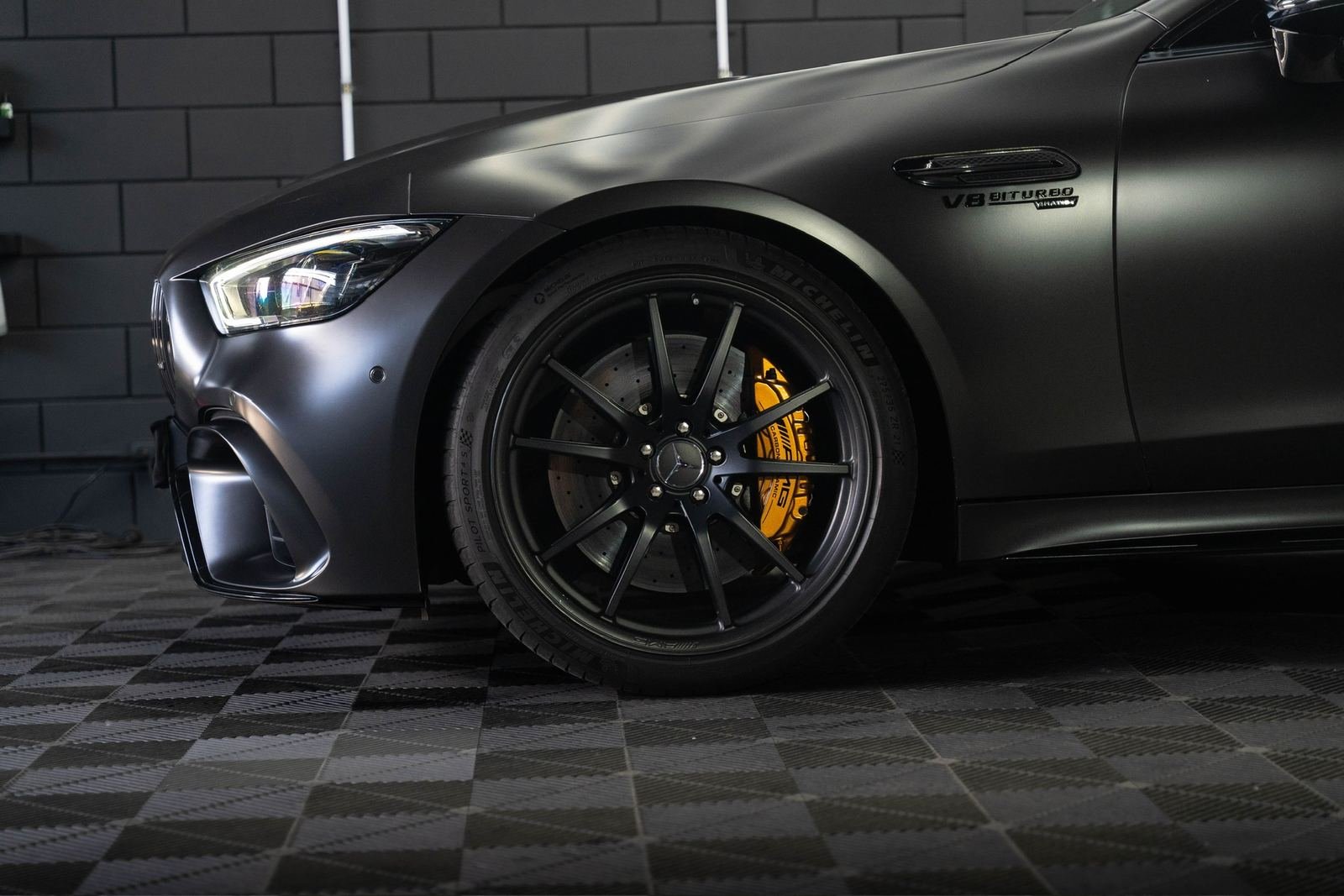 Voorwiel van een Mercedes-AMG GT 63 S met een gele remklauw