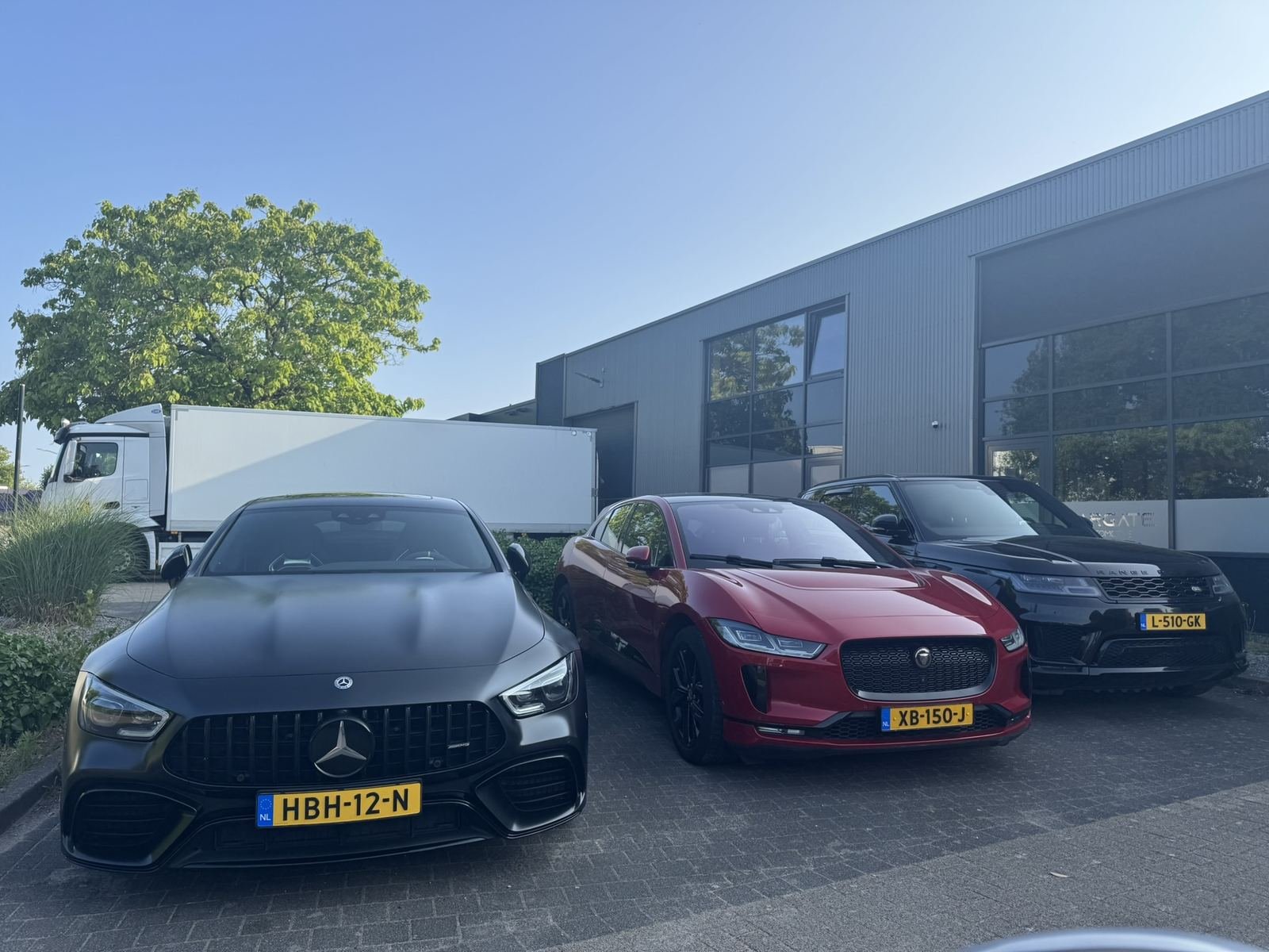 Mercedes-AMG GT 63 S, rode Jaguar I-Pace en Range Rover Sport voor het bedrijfspand van Cargate Automotive